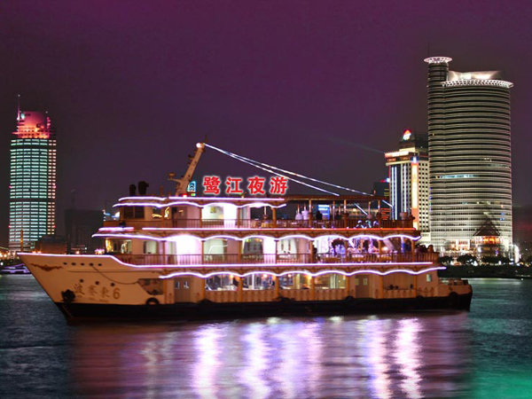 Cruise on Lujiang River