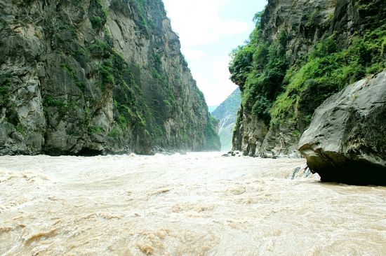 Hiking along Tiger Leaping Gorge in Yunnan